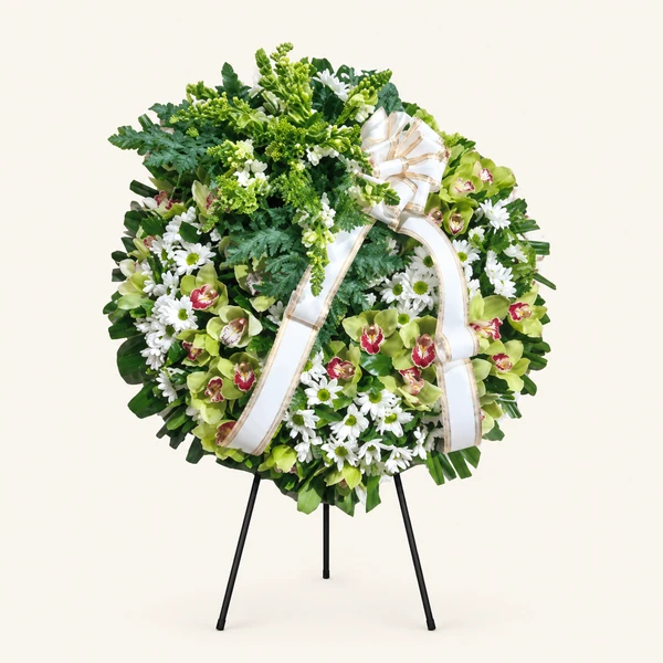Coroa de flores naturais CN-026 com rosas, gerberas, antúrios, estrelícias e outras flores em tons suaves.